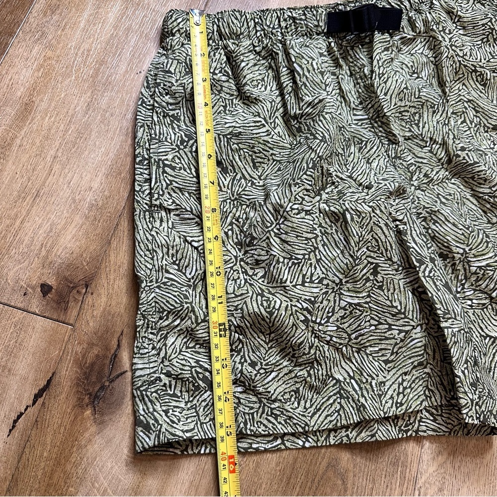 Columbia Forest Green Shorts Size Medium - Picture 10 of 12
